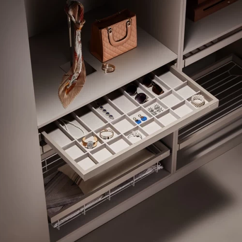 Выдвижная полка для аксессуаров беж кожа Unihopper в базу 900мм с доводчиком clip-on COKA