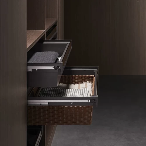 Выдвижная корзина из ПВХ ротанга со стекл панелью Unihopper в базу 600мм c доводчиком clip-on NAKA