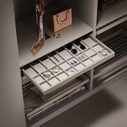 Выдвижная полка для аксессуаров беж кожа Unihopper в базу 600мм с доводчиком clip-on COKA