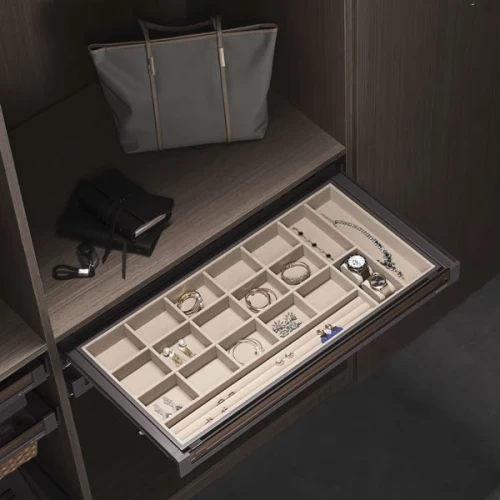 Выдвижная полка для аксессуаров со стекл панелью Unihopper в базу 600мм с доводчиком clip-on NAKA