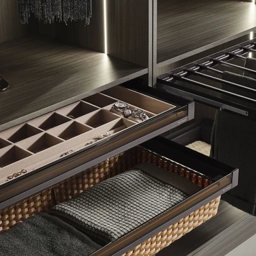 Выдвижная полка для аксессуаров со стекл панелью Unihopper в базу 800мм с доводчиком clip-on NAKA