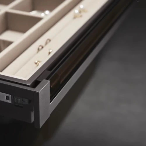 Выдвижная полка для аксессуаров со стекл панелью Unihopper в базу 900мм с доводчиком clip-on NAKA