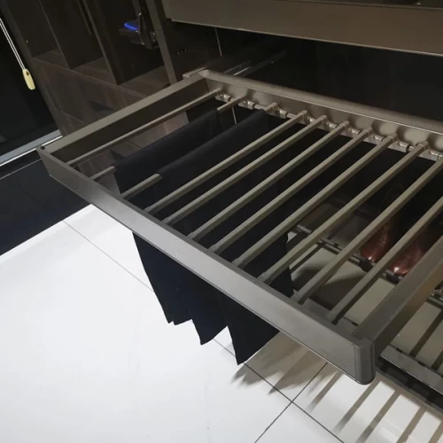 Выдвижная вешалка для брюк Unihopper в базу 900мм, c доводчиком, clip-on MONIKA