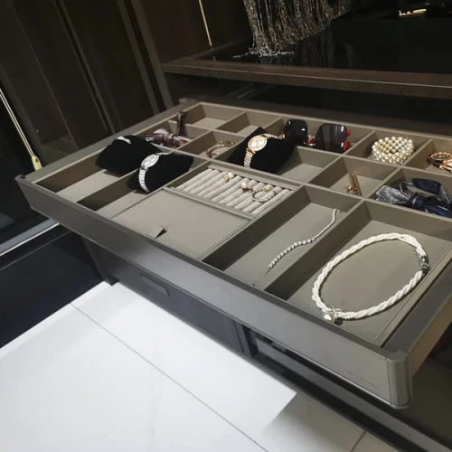 Выдвижная полка для аксессуаров серая кожа Unihopper в базу 900мм с доводчиком clip-on MONIKA